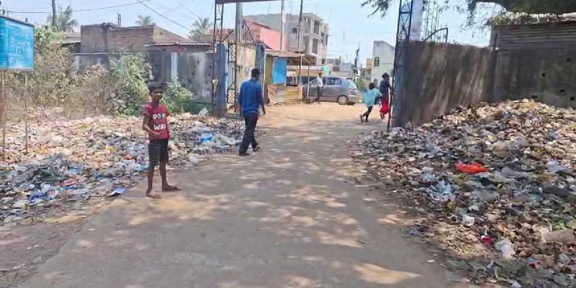 স্বাস্থ্যকেন্দ্র না ড্রাম্পিং গ্রাউন্ড!