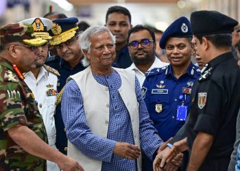 ভারতের বার্তা পৌঁছে গেল ইউনূসের কাছে?  সেনাপ্রধান-প্রধান উপদেষ্টার সাক্ষাত উস্কে দিল অপসারণের জল্পনা