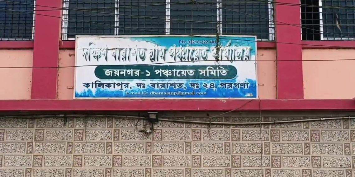 প্লাস্টিকের ছাউনিতেই সংসার উপপ্রধানের