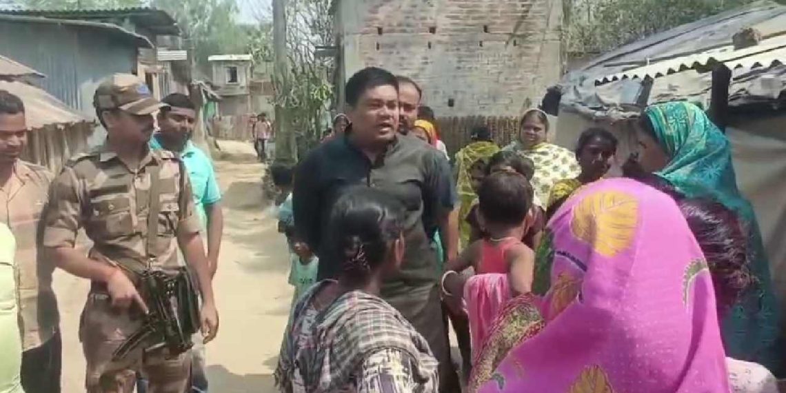 রাস্তাতেই আইসিডিএস কেন্দ্রের রান্না খাওয়া