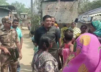 রাস্তাতেই আইসিডিএস কেন্দ্রের রান্না খাওয়া