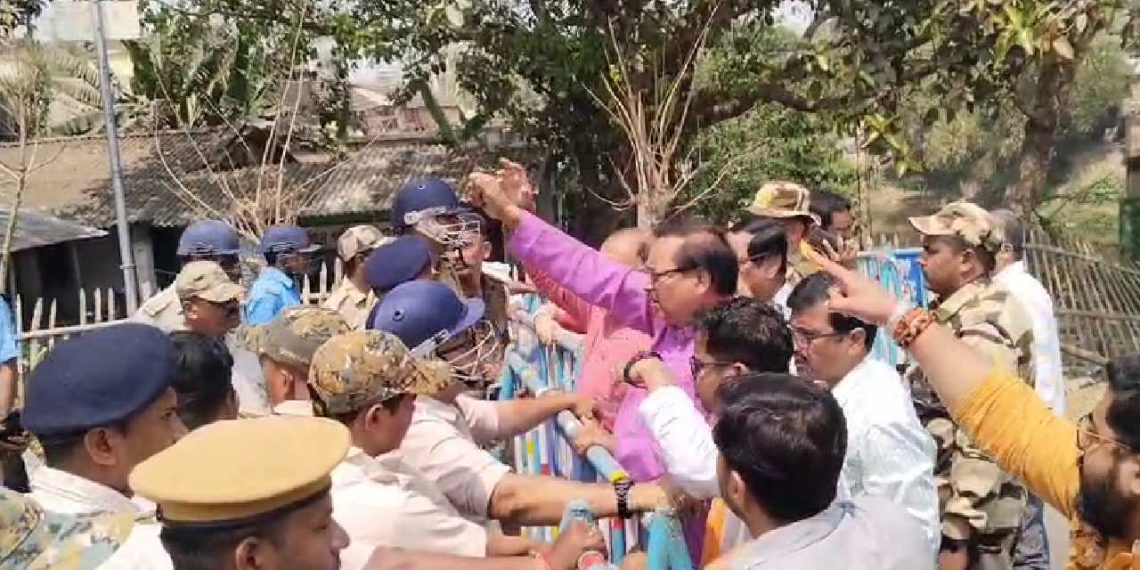 বিজেপির অবরোধ তুলতে পুলিশের লাঠিচার্জ