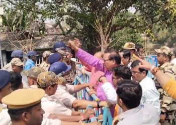 বিজেপির অবরোধ তুলতে পুলিশের লাঠিচার্জ