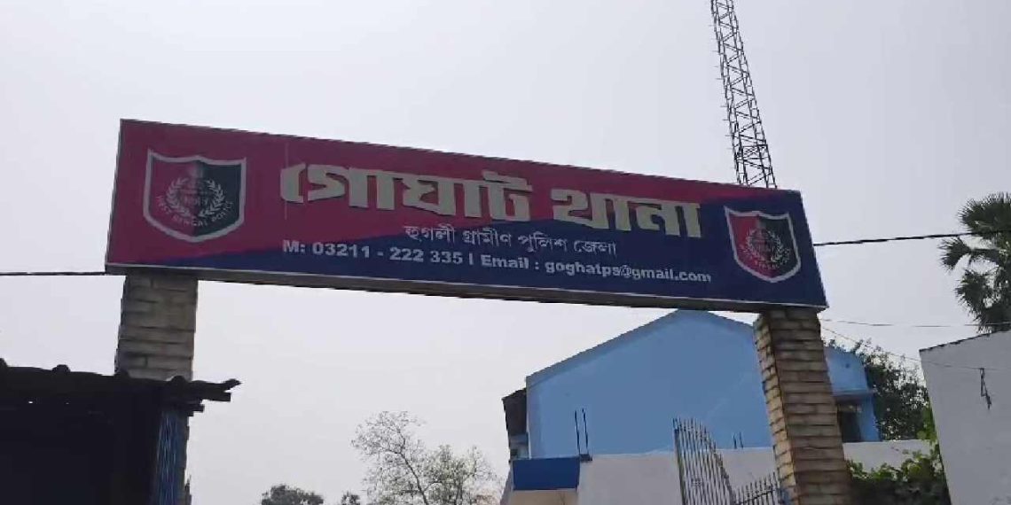 বাবা মা HIV- আক্রান্ত, স্কুলে ঢুকতে বাঁধা ছেলেকে