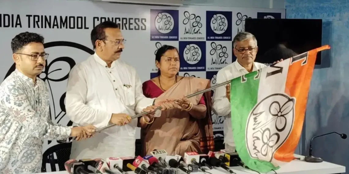 রং বাহারি তাপসী বিজেপি ছেড়ে যোগ দেয় তৃণমূলে