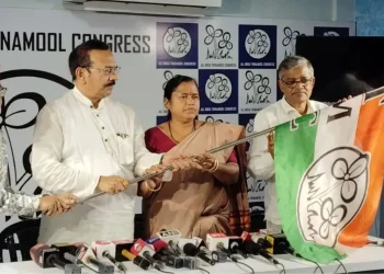 রং বাহারি তাপসী বিজেপি ছেড়ে যোগ দেয় তৃণমূলে