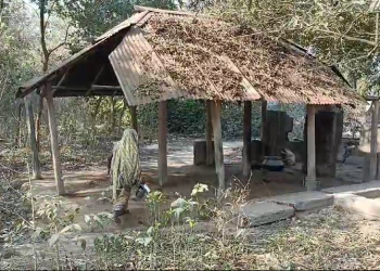 বিপদ জনক অঙ্গনওয়ারী কেন্দ্রের মধ্যেই চলছে রান্নাবান্না ও খুদে পড়ুয়াদের পড়াশোনা