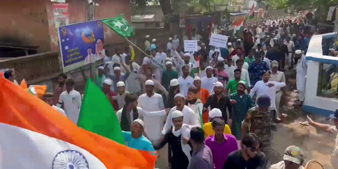 পানিয় জলের দাবীতে বিক্ষোভে মহিলারা