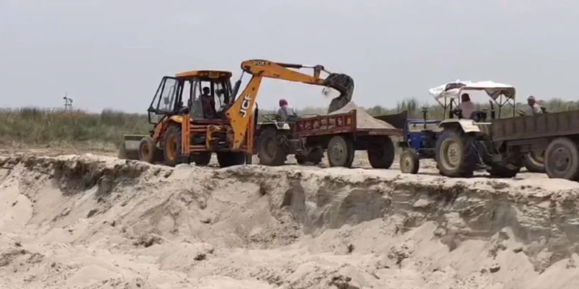 প্রকাশ্যে দিবালোকে দেদার বালি চুরি