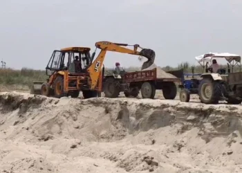 প্রকাশ্যে দিবালোকে দেদার বালি চুরি