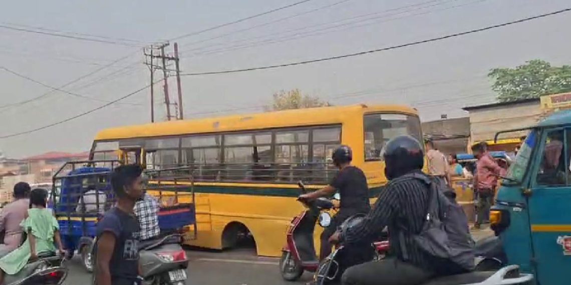 চলন্ত বাসের চাকা খুলে বিপত্তি