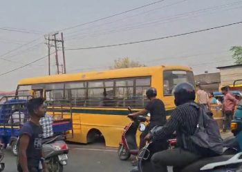 চলন্ত বাসের চাকা খুলে বিপত্তি