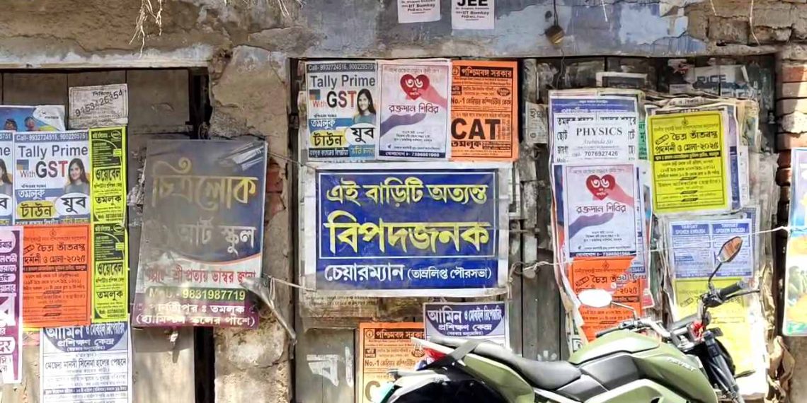 স্কুলের সামনে বিপজ্জনক বাড়ি