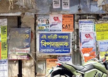 স্কুলের সামনে বিপজ্জনক বাড়ি