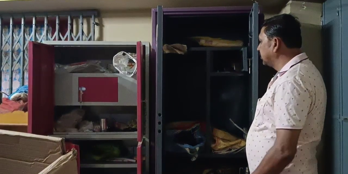 আয়কর কর্মী পরিচয় দিয়ে ব্যবসায়ীর বাড়িতে লুঠ