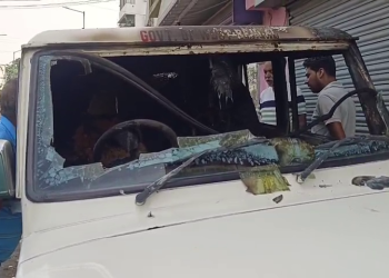 রাতের অন্ধকারে দাঁড়িয়ে থাকা গাড়িতে আ গু ন