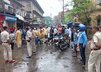 জমা জলে বন্ধ দোকানপাট প্রতিবাদে অবরোধ