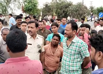 ক্রসিং ব্যবস্থার দাবীতে জাতীয় সড়ক অবরোধ
