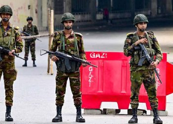 দেশে ফিরছে সেনাশাসন! মুক্তিযুদ্ধের চেতনায় সেনাপ্রধান, ঘোঁট পাকাচ্ছে ইউনূস বাহিনী