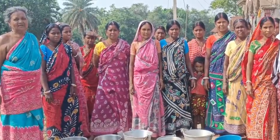 দীর্ঘ দেড় মাস জলসংকট, ক্ষুব্ধ গ্রামবাসীরা