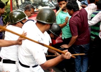 চাকরি-হারা শিক্ষকদের বুকে লাথি রাজ্য পুলিশের! এত সাহস পায় কোথায়?