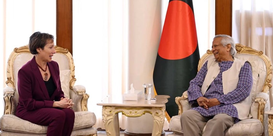 পাক হাইকমিশনারের পর মার্কিন চার্জ দ্য অ্যাফেয়ার্সও ঢাকা ছাড়লেন! ইউনূসের বাংলাদেশ বারুদের স্তুপের ওপর দাঁড়িয়ে