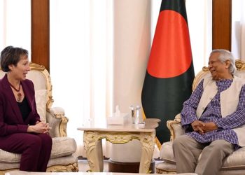 পাক হাইকমিশনারের পর মার্কিন চার্জ দ্য অ্যাফেয়ার্সও ঢাকা ছাড়লেন! ইউনূসের বাংলাদেশ বারুদের স্তুপের ওপর দাঁড়িয়ে