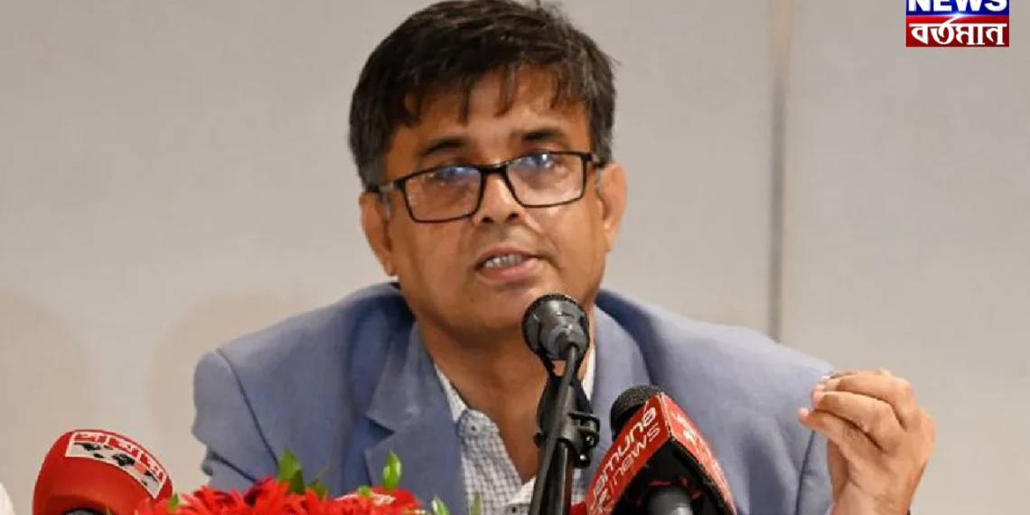 প্রকৃতির মার ঠেকায় কে? এবার মবের শিকার স্বয়ং প্রেস সচিব!
