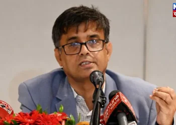 প্রকৃতির মার ঠেকায় কে? এবার মবের শিকার স্বয়ং প্রেস সচিব!