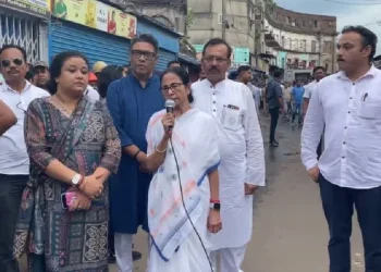 খিদিরপুরে ক্ষতিগ্রস্থ দোকানদারদের প্রশ্ন মুখ্যমন্ত্রীকে মেজাজ হারালেন মমতা! বিধানসভা ভোটের আগে অশনিসংকেত?