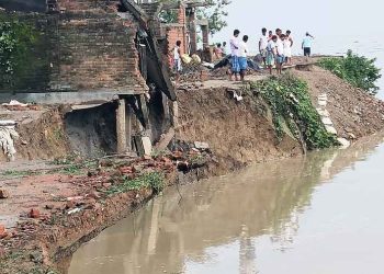 নদী ভাঙনে দিশেহারা মানুষ, তরজায় শাসক বিরোধী