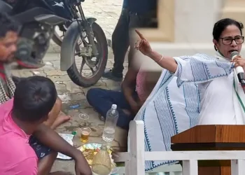 ২১ শে র মঞ্চে ভাষণ দিচ্ছেন দিদি। আমোদ-প্রমোদ মদ্যপানে ব্যস্ত তৃণমূলের কর্মী ভাইয়েরা