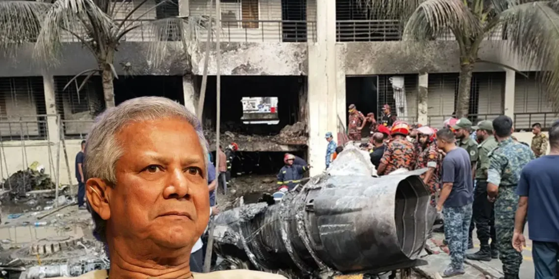 উপদেষ্টাদের ঘিরে ফেলছে সাধারণ মানুষ! এবার কি তবে প্রধান উপদেষ্টার পালা?