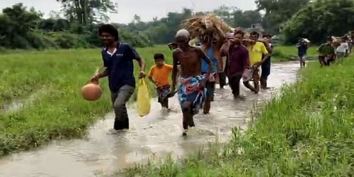 হাঁটু সমান কাঁদা পেরিয়ে যেতে হয় শ্মশান