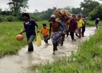 হাঁটু সমান কাঁদা পেরিয়ে যেতে হয় শ্মশান