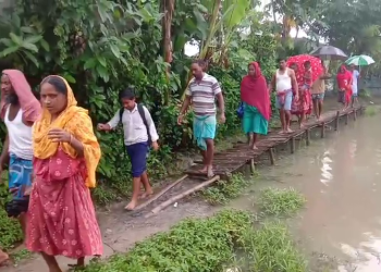 উন্নয়ন জলাশয় ডুবে বসিরহাটের হিঙ্গলগঞ্জ। অসুস্থ রোগী থেকে পথ চলতি মানুষের ভরসা কাঠের দোলনা
