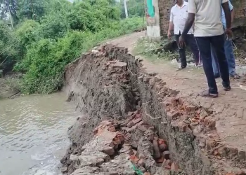 আশঙ্কা সত্যি করে নদী বাঁধে ধ্বস