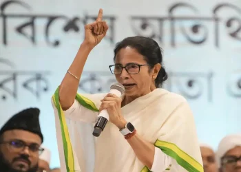 কমিশন আসবে-যাবে, থাকবে সরকার জেলাশাসক, পুলিশ সুপার, বিডিওদের ‘বার্তা’ দিলেন মুখ্যমন্ত্রী