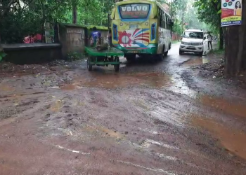 মুখ্যমন্ত্রী আসবেন, তাই সরানো হচ্ছে রাস্তা? ক্ষোভে ফুঁসছেন তৃণমূলের কাউন্সিলররাই!