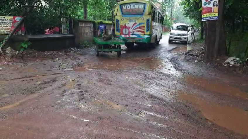 মুখ্যমন্ত্রী আসবেন, তাই সরানো হচ্ছে রাস্তা? ক্ষোভে ফুঁসছেন তৃণমূলের কাউন্সিলররাই!