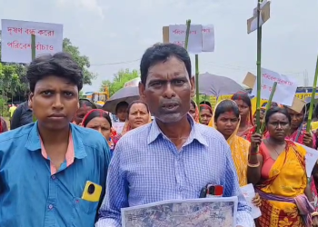 মুরুগীর খামারের অনুমোদন, অবরোধ করে বিক্ষোভ স্থানীয়রা