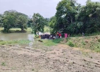 বানভাসিতে ভেসেছে বসতবাড়ি। অসহায় পাঁশকুড়ার চক্রবর্তী পরিবার। সরকারি সাহায্য চেয়েও বঞ্চিত