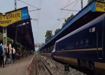 বসিরহাট স্টেশনে ছুটছে ‘বুলেট ট্রেন’ ! AI আর কি বাকি রাখলো!