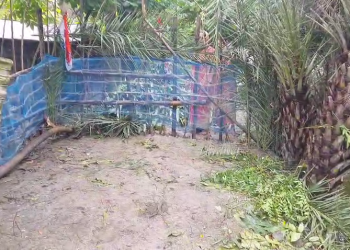 বিজেপি কর্মীর বাড়ির প্রবেশ পথ আটকে তৃণমূলের দলীয় কার্যালয়