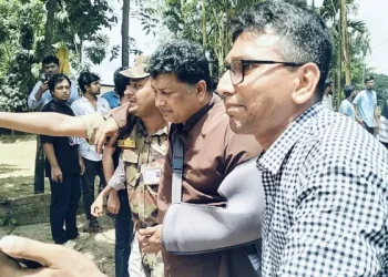 চট্টগ্রাম বিশ্ববিদ্যালয়ে অ*স্ত্রধারী শিক্ষার্থী! কার ছত্রছায়ায় বেড়ে উঠেছে এরা?