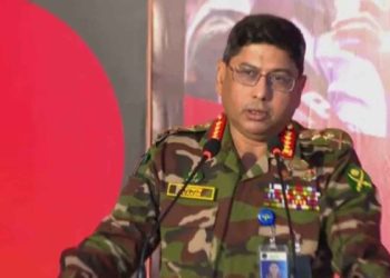 জেনারেল ওয়াকারের বিরুদ্ধে সাবেক সেনাকর্তারা ‘একজোট’ হচ্ছেন প্রবল চাপে সেনাপ্রধান