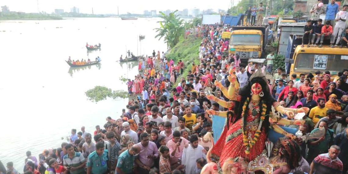 বাংলাদেশে দুর্গা প্রতিমা বিসর্জনেও বজ্র আঁটুনি! নিজেদের দাবি নিজেরাই খণ্ডন করলেন ইউনূসরা