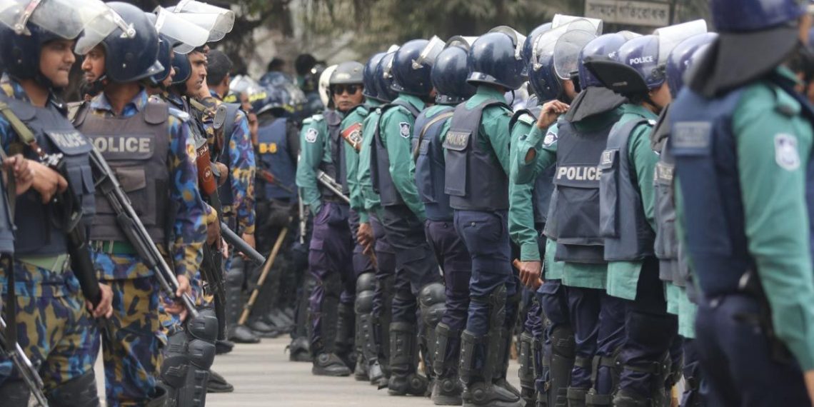 অভিযুক্ত কর্তাদের পুলিশের হাতে হস্তান্তর করবে না সেনাবাহিনী ঢাকায় যাচ্ছে ভারতীয় সেনার প্রতিনিধি দল