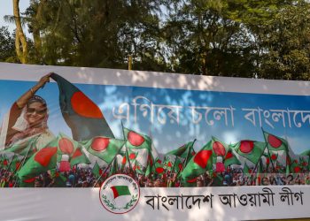 আওয়ামীলীগের স্লোগানে কাঁপছে ঢাকা