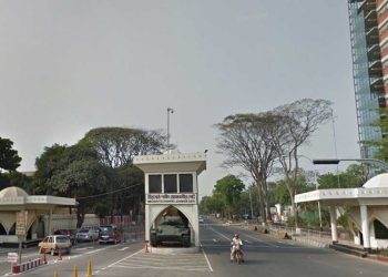 উত্তাল ক্যান্টনমেন্ট গ্রেফতারির আশঙ্কায় সেনাপ্রধান